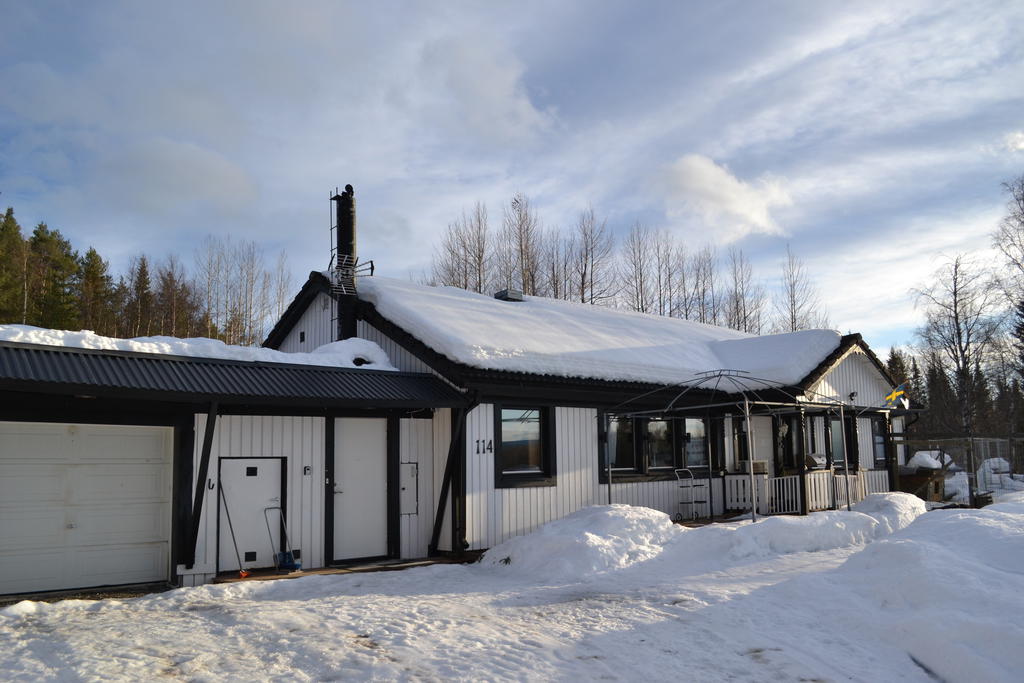 Villa med vidbyggt garage