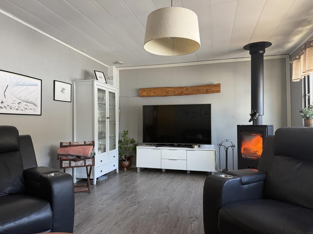 Vardagsrum med kamin och utgång till altan