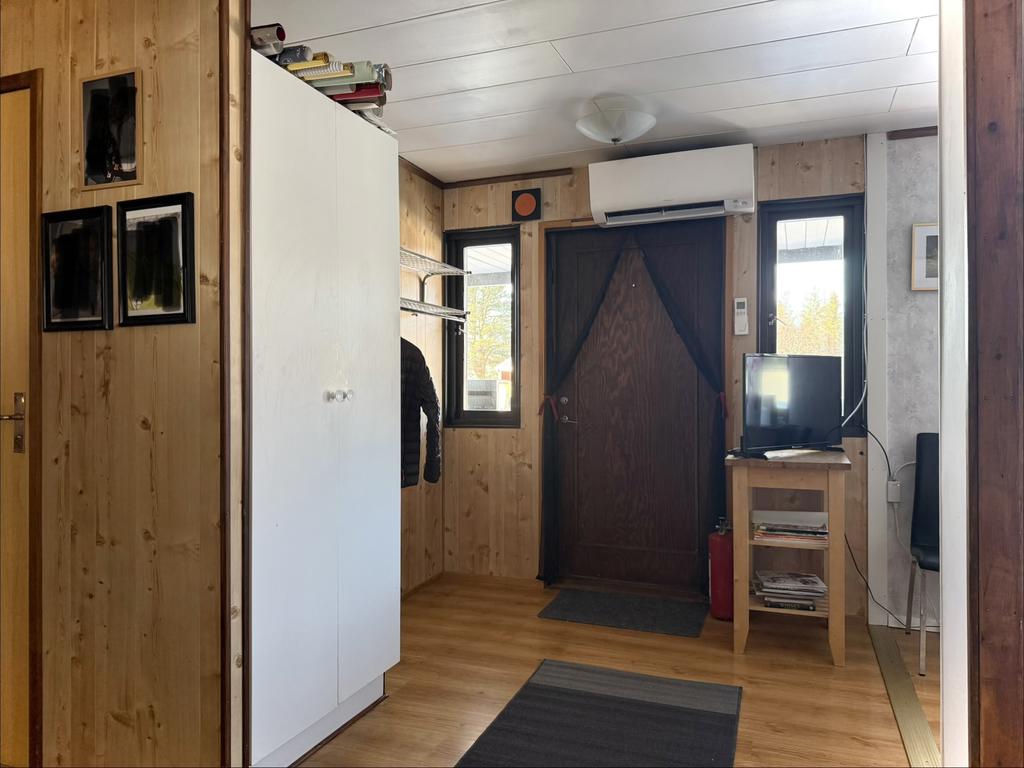 Hall och tambur. Öppnare planlösning mot kök