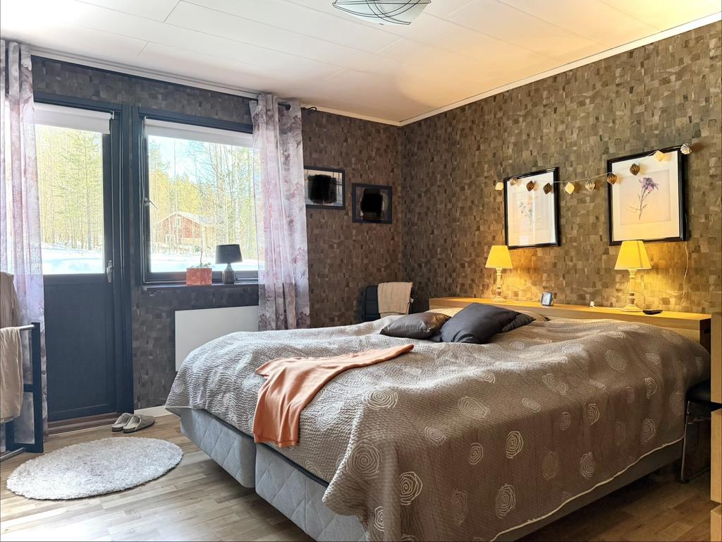 Sovrum 1 med altandörr