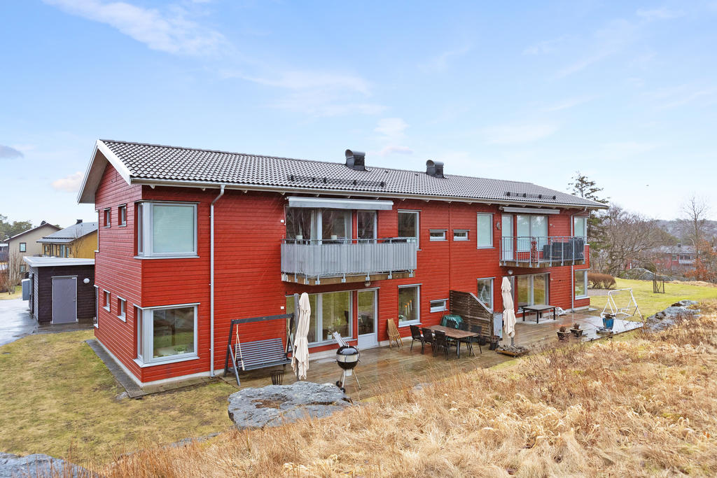 Underbar altan med naturen in på knuten