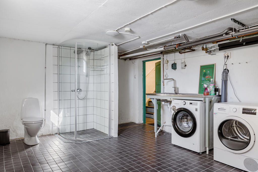 Tvättstuga/WC/ Dusch i källarplan