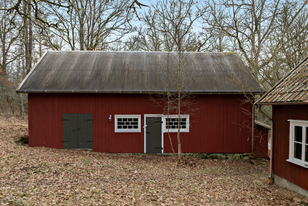 Garage i lite mer än halva byggnaden. Gjuten platta i garagedel. Delvis isolerat. Port åt andra sidan.