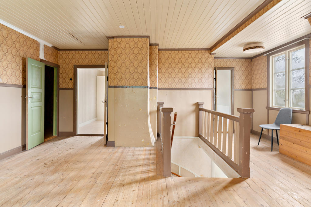 Ovanvåningen med original tapeter och ytskikt. Vissa lagningar/reparationer har påbörjats.