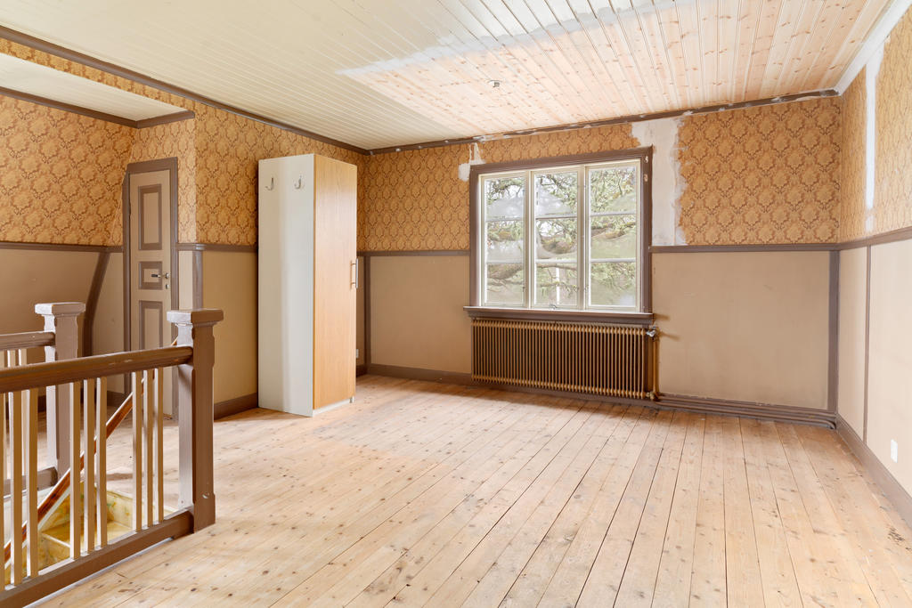 Allrum ovanvåning. Möjligt att bygga upp 1-2 rum. Innertak delvis utbytt pga tidigare läcka från äldre expansionskärl. 