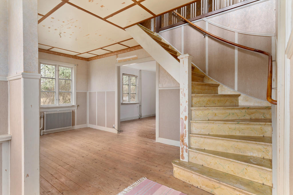 Från glasverandan/fin-entrén. Allrum.