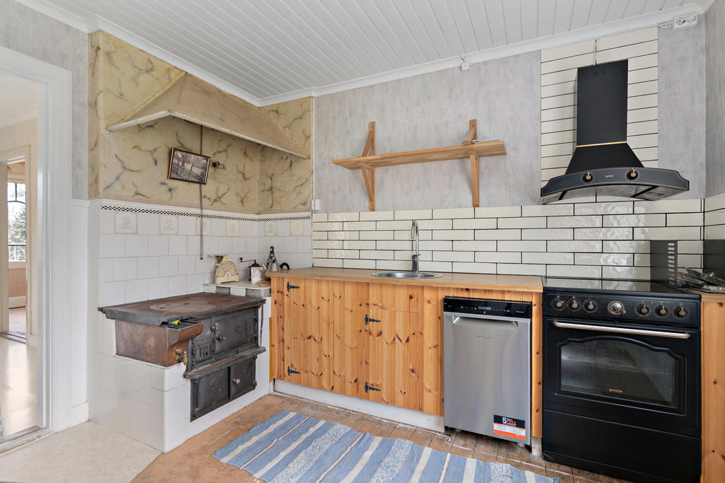 Marmorerad murstock och ved spis.