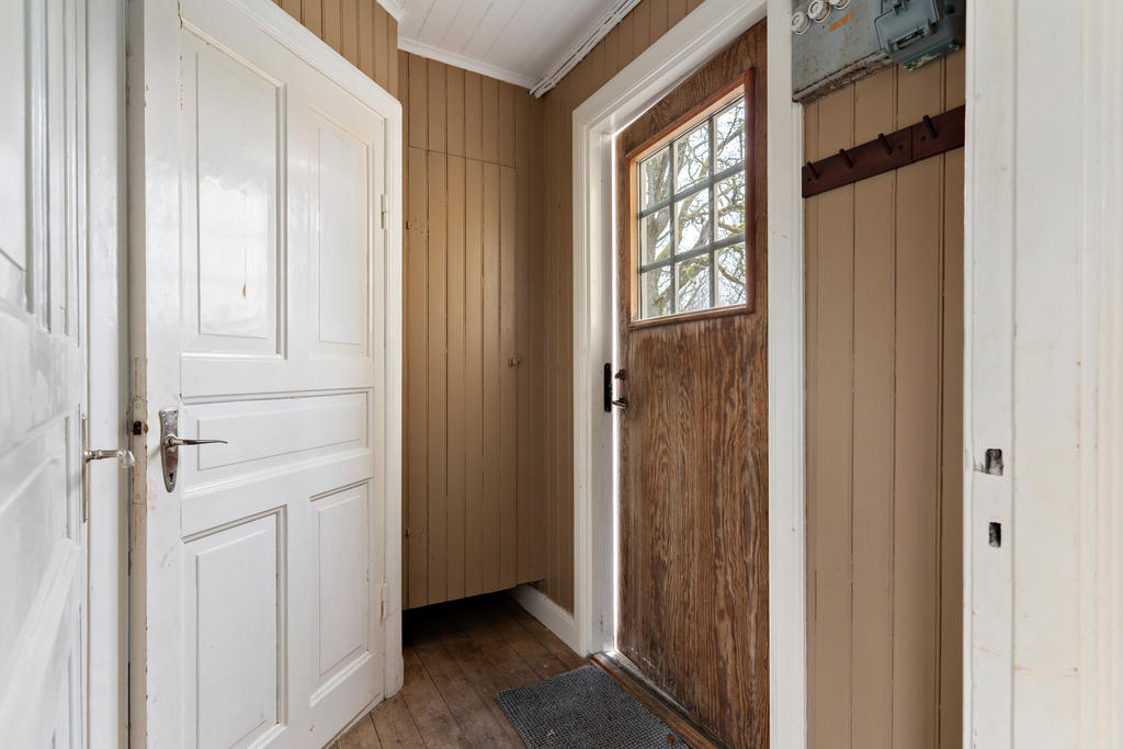 Vardagsentrén, på sidan av huset. Badrum till vänster.