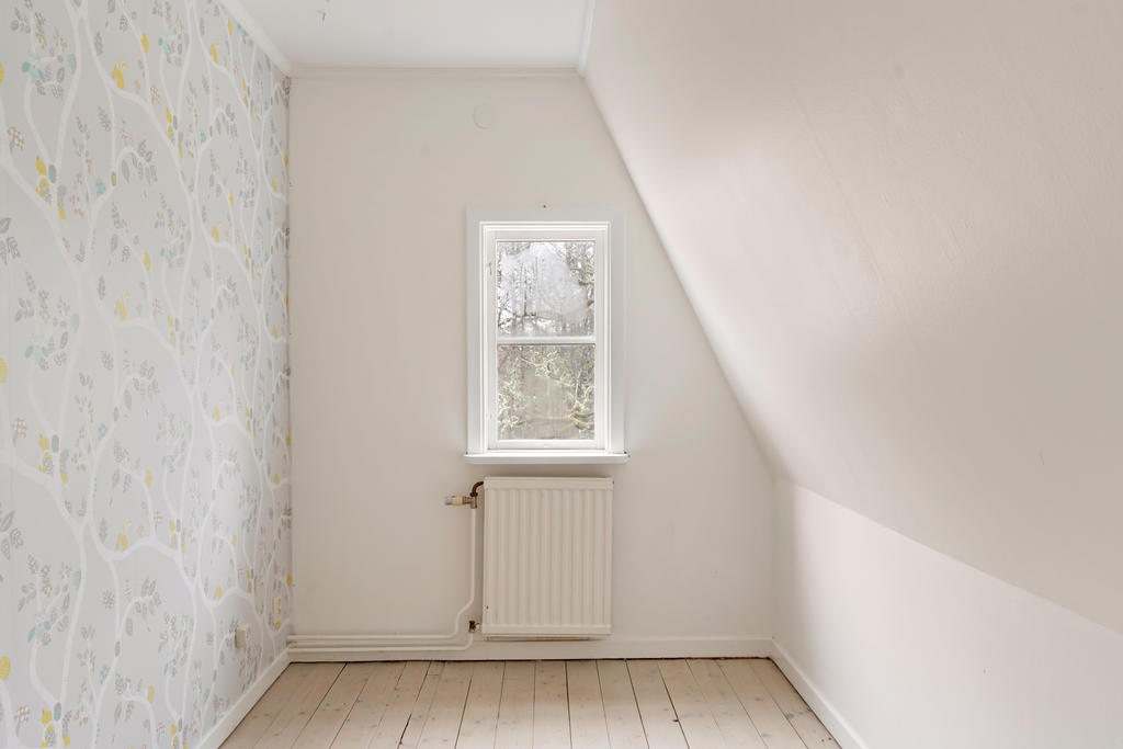 Mindre rum, passande som rum för mindre barn, kontor eller klädkammare.