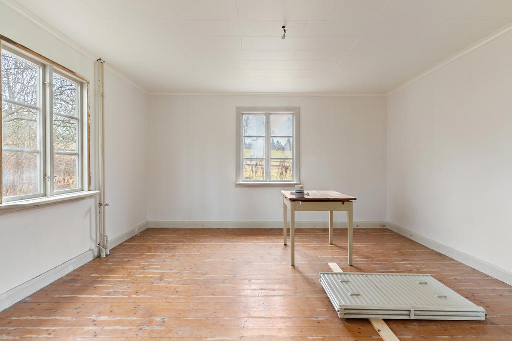 Rummet innanför allrummet (med kamin)