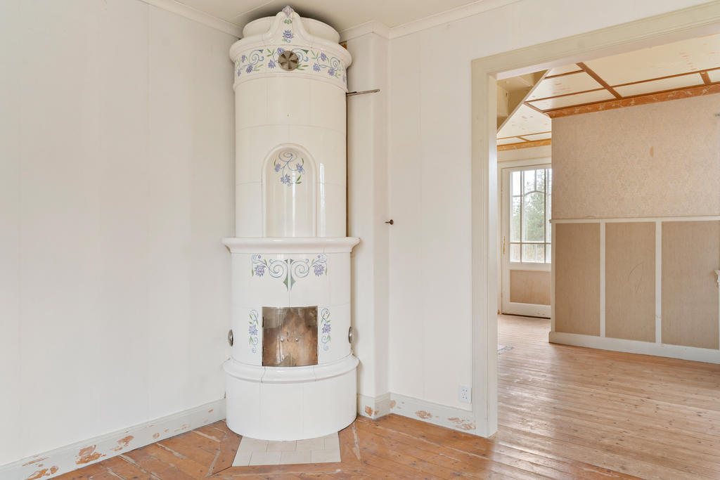 Kamin i rummet innanför allrummet.