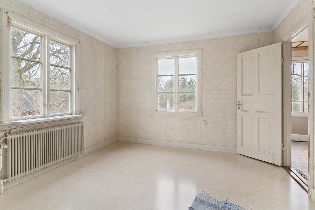 Rum mellan kök och allrummet (det med trappan).