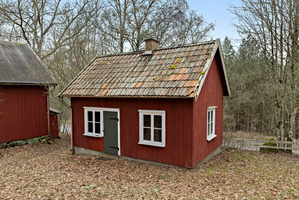 Brygghuset, en välhållen byggnad med gjuten platta. Oisolerad och lämplig som förråd eller verkstad. 