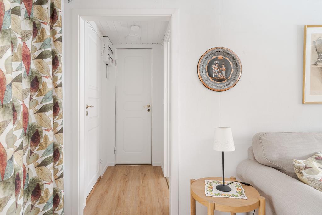 Inre hall med klädkammare