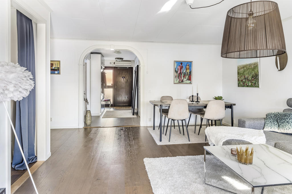 Plats för matbord i vardagsrum