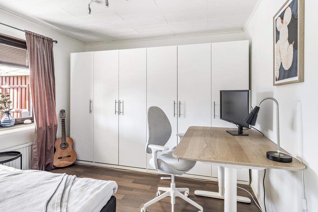 Sovrum 1 med bra förvaring