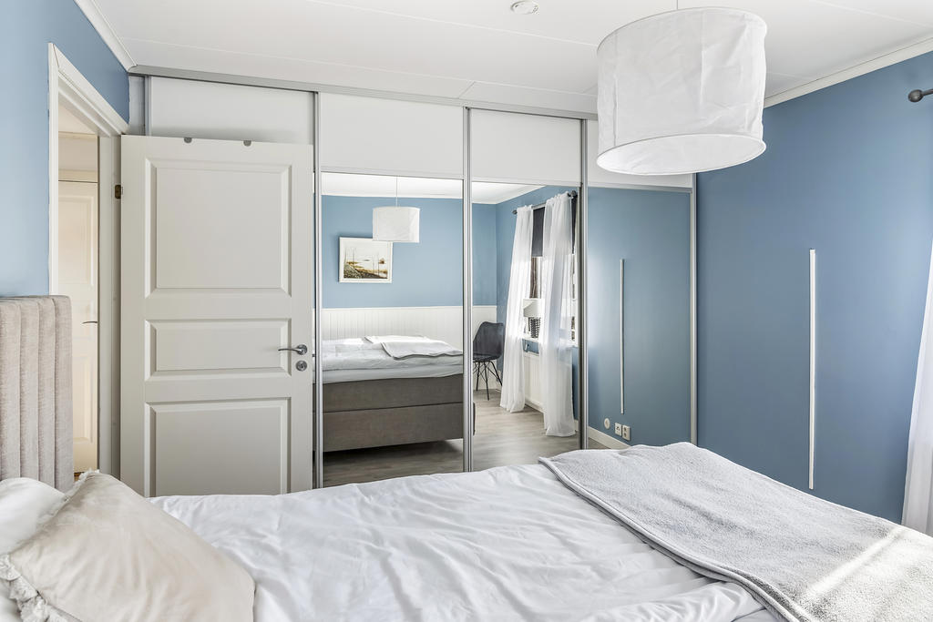 Sovrum 2, Gott om förvaring i garderober med skjutdörrar