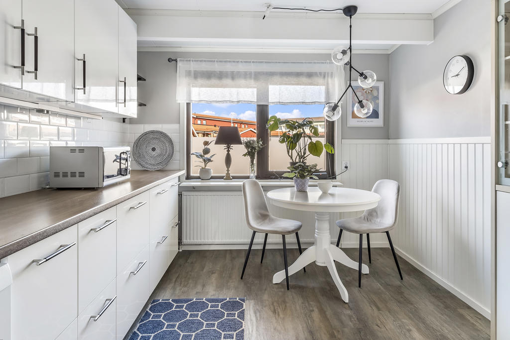 Kök med plats för matbord