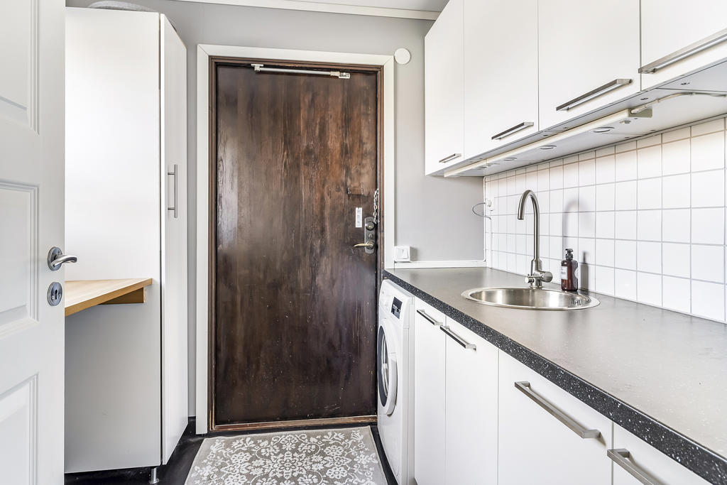 Tvättstuga med groventré från carport