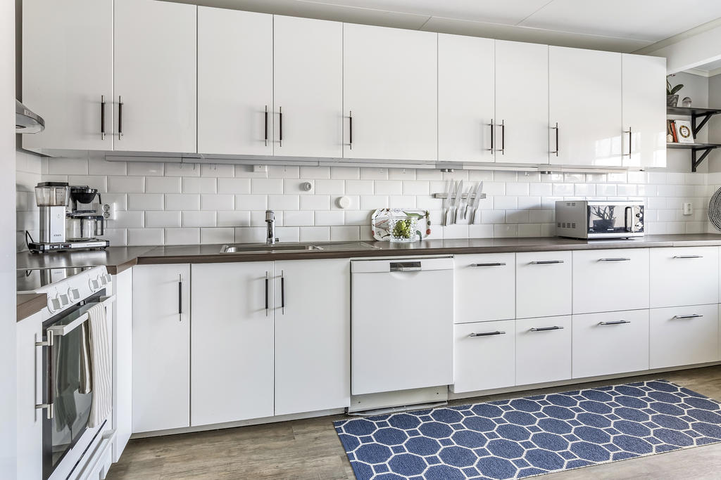 Kök med gott om förvaring och arbetsyta