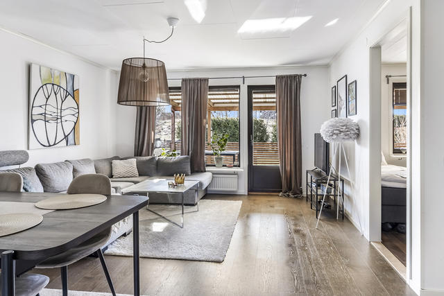 Vardagsrum med utgång till altan