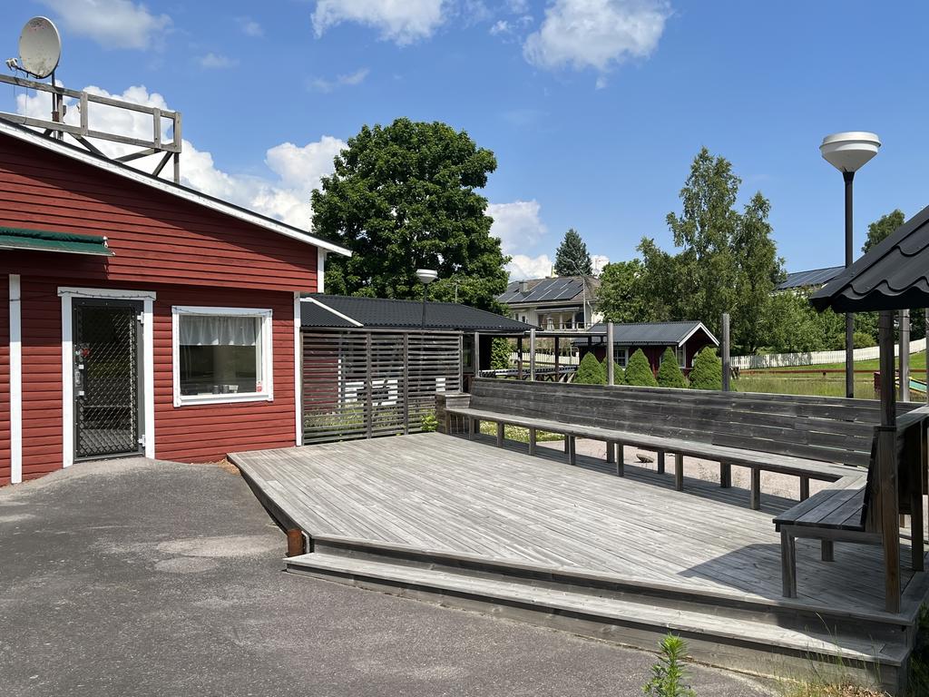 Restaturangbyggnaden och uteserveringen 