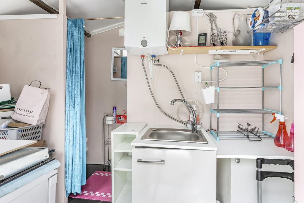 Uthus med diskbänk, dusch och mulltoalett