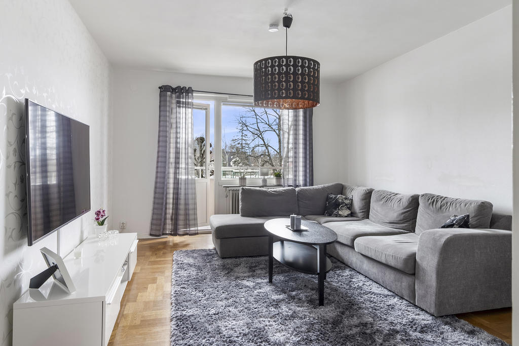 Vardagsrum med utgång till balkong