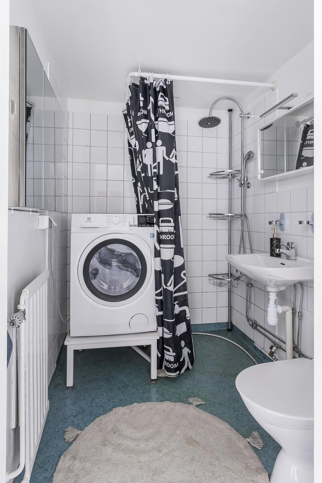 Badrum med tvättmaskin