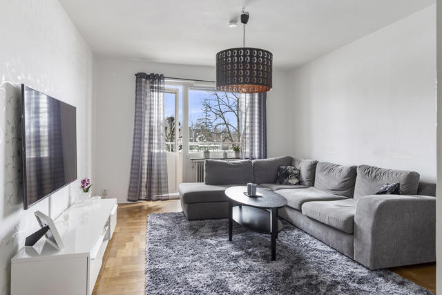 Vardagsrum med utgång till balkong