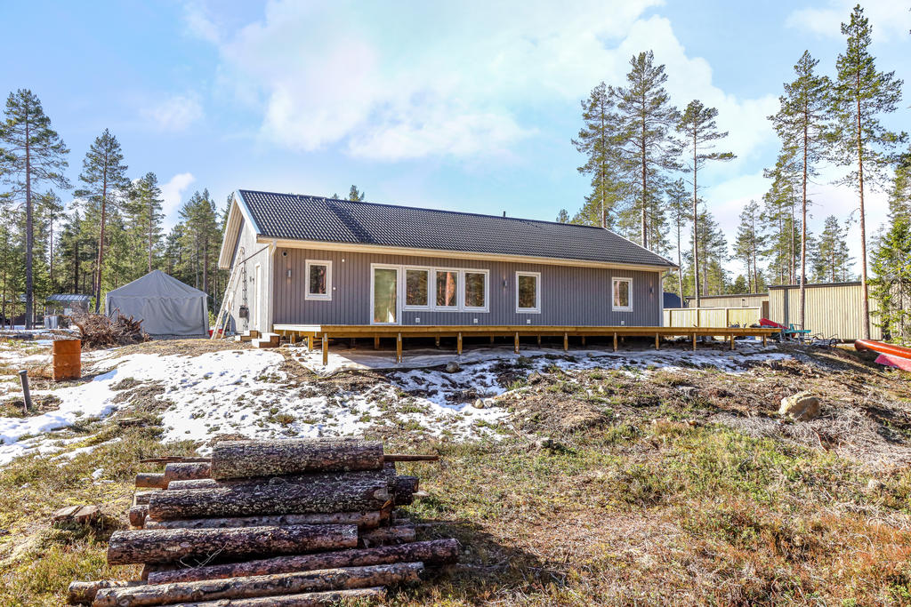 Baksidan med stor altan