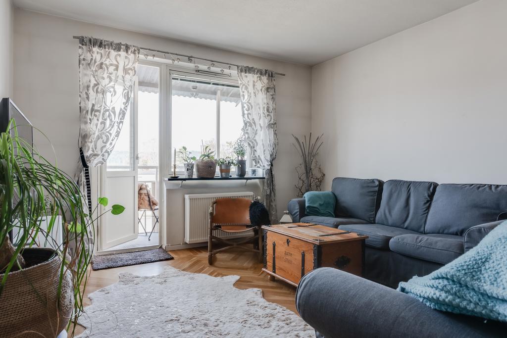 Vardagsrum med utgång till balkong i bästa sydvästläge