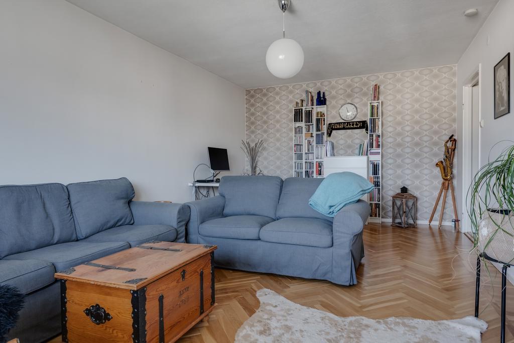 Vardagsrum med fiskbensparkett