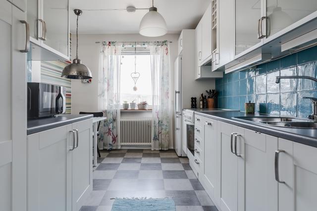 Fräscht kök med plats för matbord