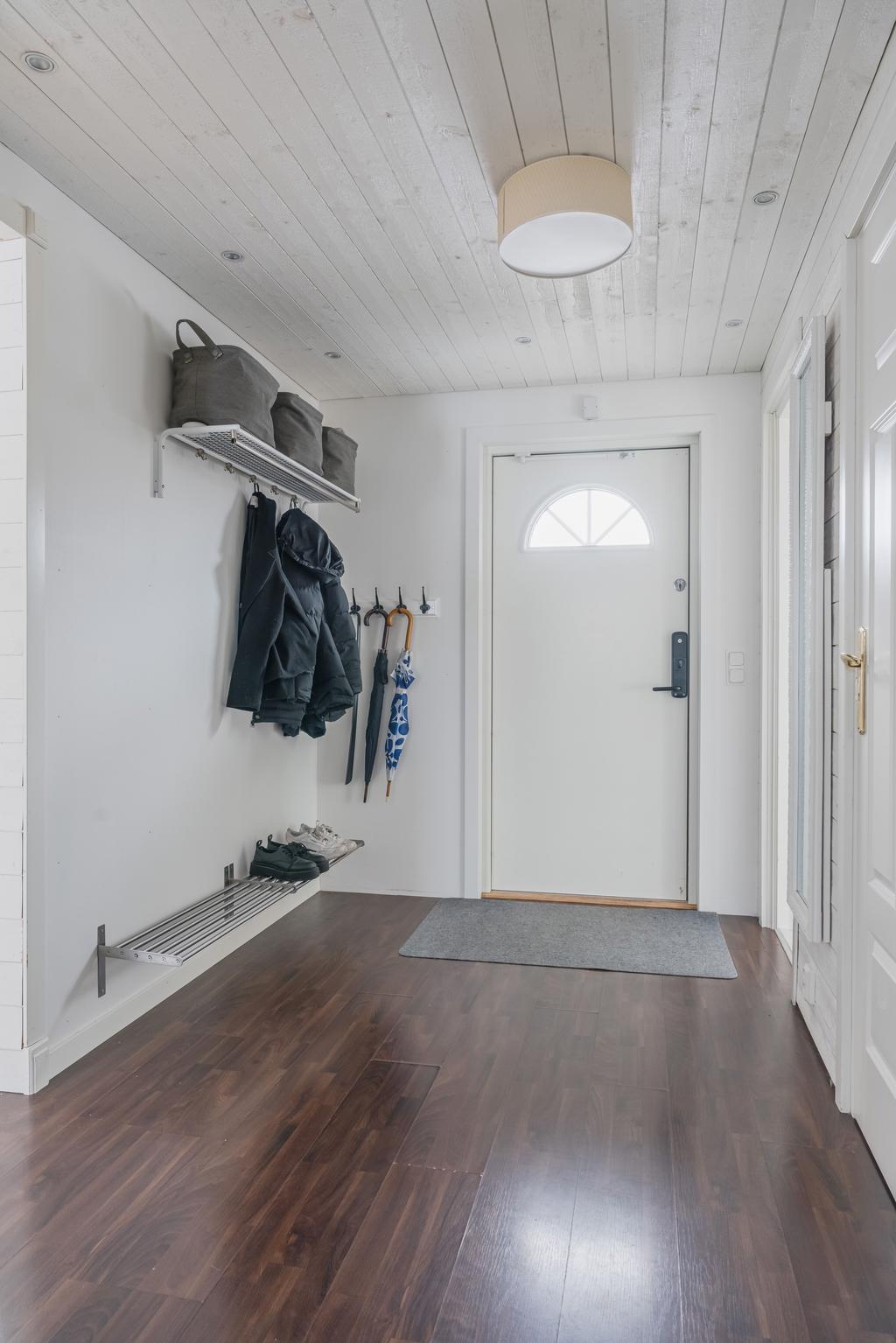 Vy mot hall med plats för avhängning