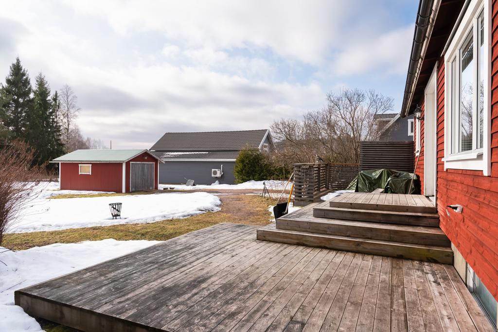 Vy över entrén samt del av framsidan på gården 