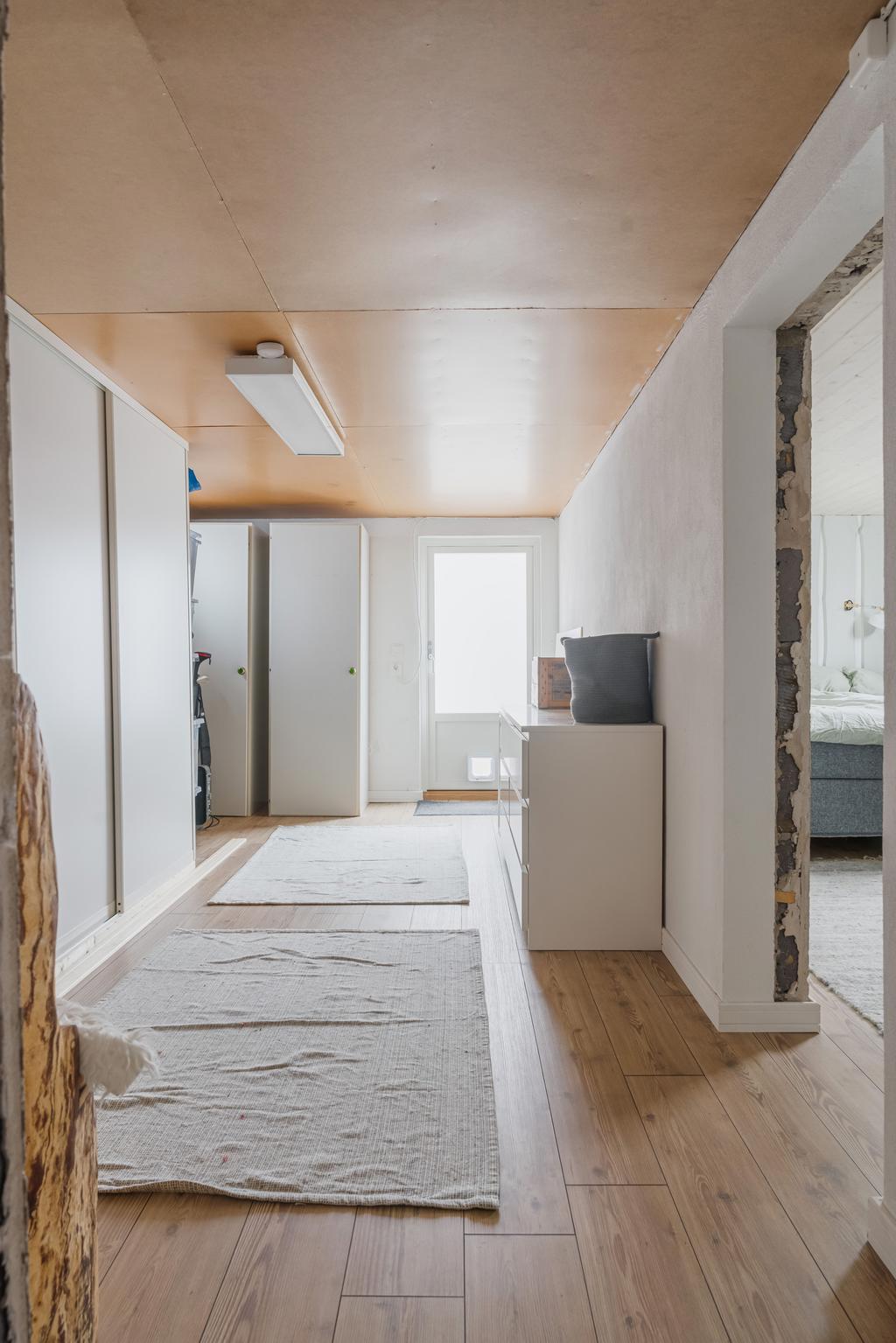 Källarplan med vy in mot sovrum