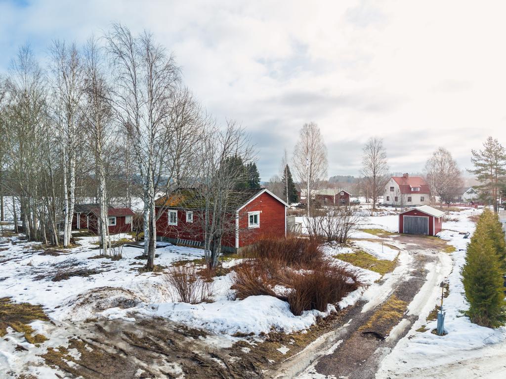 Vy över gården som även har ett garage