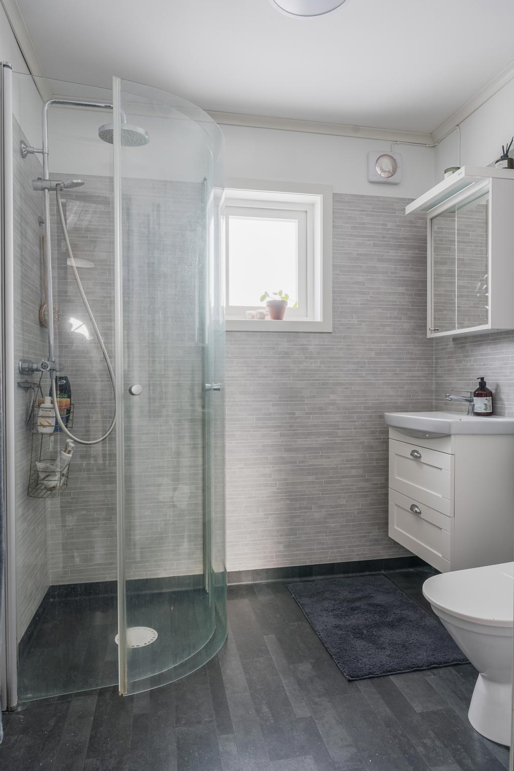 Badrum på entréplan med dusch