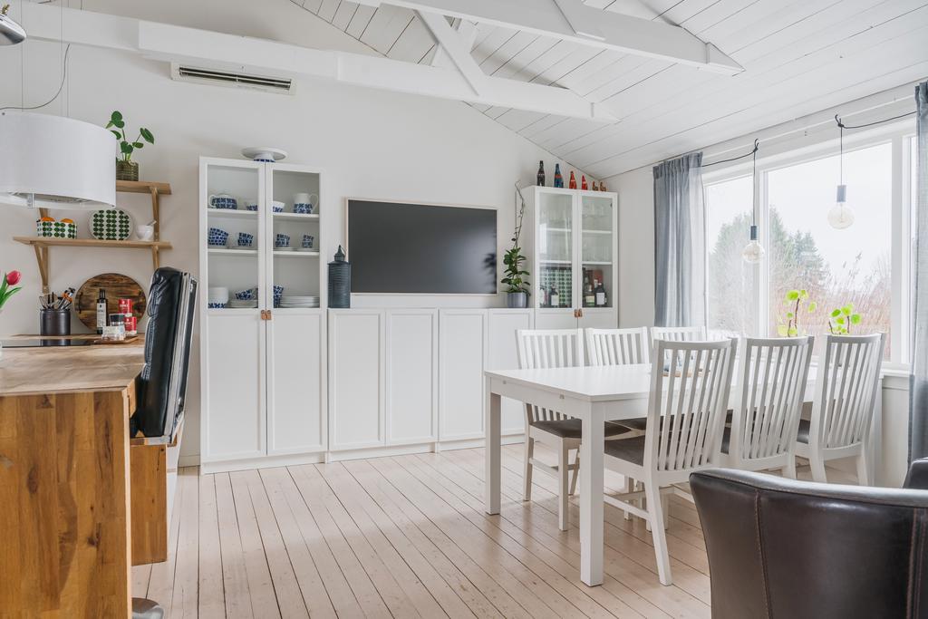 Matplats vid fönster 