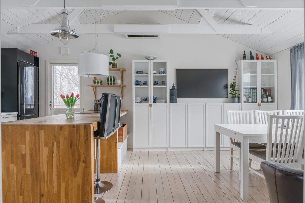 Ljust och rymligt kök med lantlig stil 