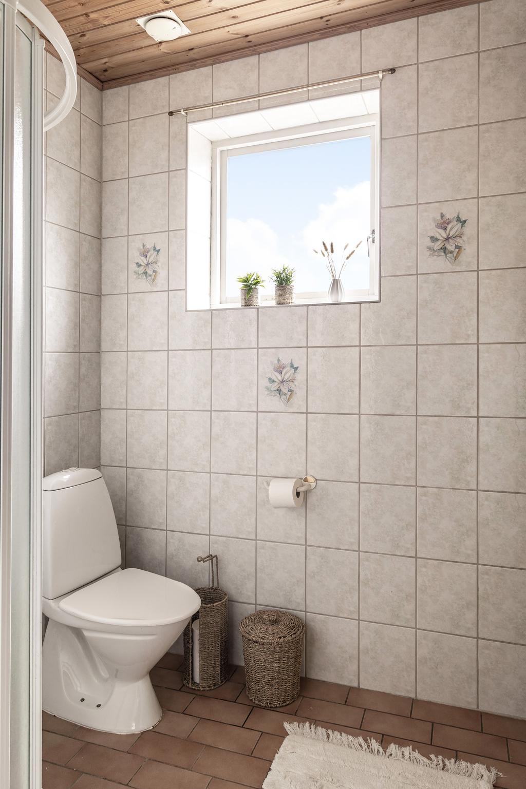 Helkaklat badrum med golvvärme.