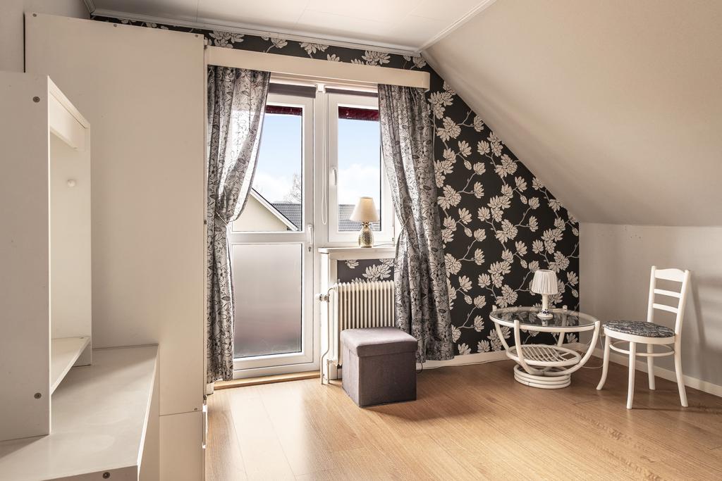 Sovrum med utgång till balkong.