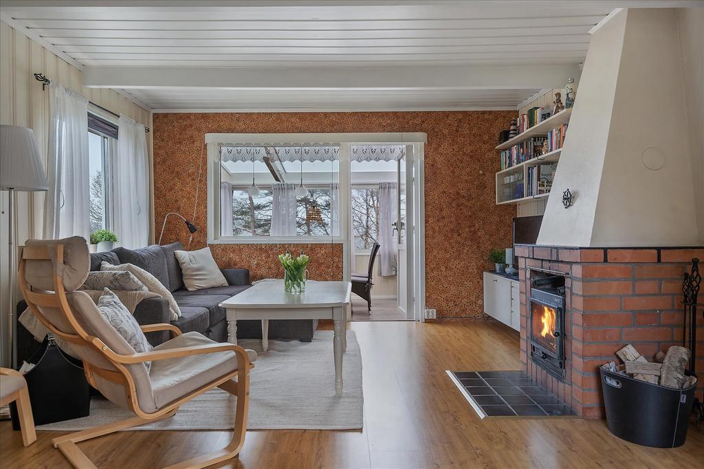 Mysigt vardagsrum med braskamin