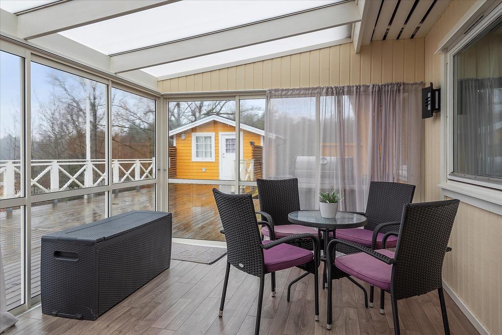 Uterum med vy mot altan och gäststuga 1