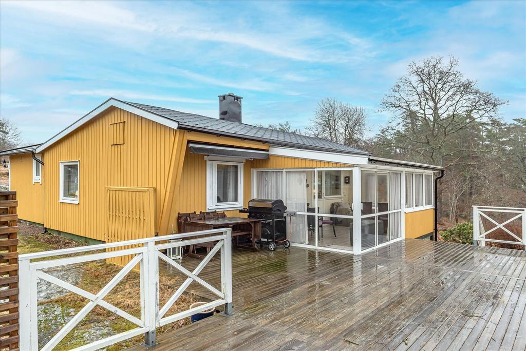 Altan och vy mot bostaden