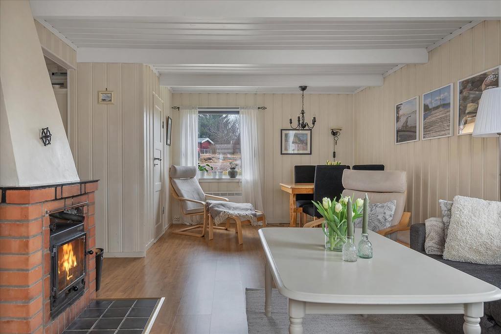 Vardagsrum med gott om plats för en sittgrupp samt en matgrupp