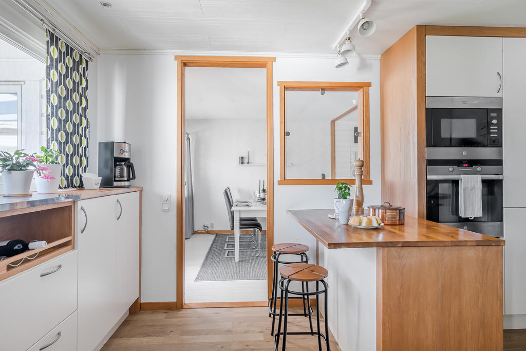 Platsbyggt kök med köksö