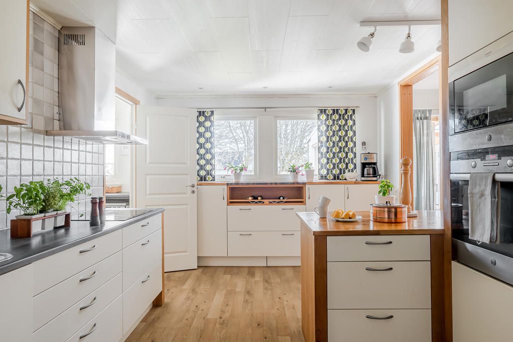 Ljust och fin utsikt mot trädgården