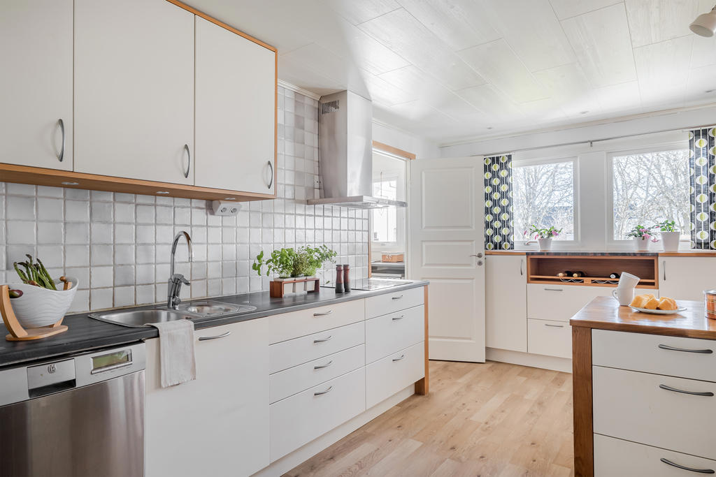 Gott om förvaring och arbetsyta